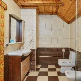 Гостиница Медвежий угол Суздаль Делюкс трехместный (двуспальная кровать + диван)-7