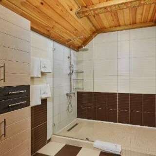 Гостиница Медвежий угол Суздаль Делюкс трехместный (двуспальная кровать + диван)-6