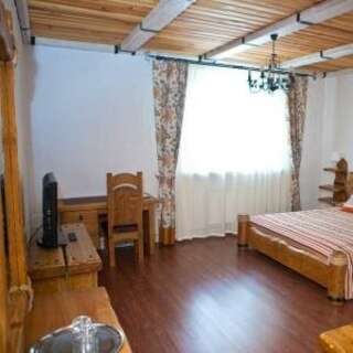 Гостиница Медвежий угол Суздаль Делюкс трехместный (двуспальная кровать + диван)-2