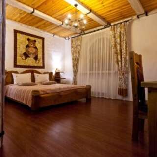 Гостиница Медвежий угол Суздаль Делюкс трехместный (двуспальная кровать + диван)-1