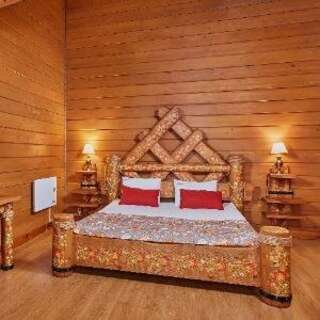 Гостиница Медвежий угол Суздаль Делюкс трехместный (двуспальная кровать + диван)-1