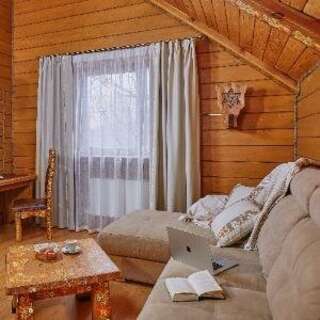 Гостиница Медвежий угол Суздаль Делюкс трехместный (двуспальная кровать + диван)-5