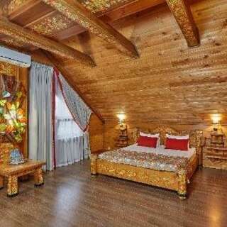 Гостиница Медвежий угол Суздаль Делюкс трехместный (двуспальная кровать + диван)-1