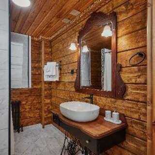 Гостиница Медвежий угол Суздаль Делюкс трехместный (двуспальная кровать + диван)-9